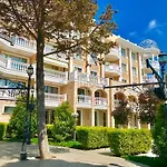 Barbie-themed 3bdr Penthouse Near The Beach, נסבר