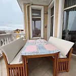 Barbie-themed 3bdr Penthouse Near The Beach, נסבר