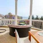 Barbie-themed 3bdr Penthouse Near The Beach, דירה