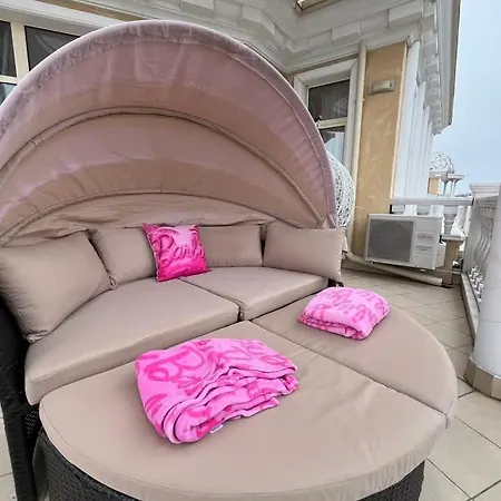 Barbie-themed 3bdr Penthouse Near The Beach, 네세부르