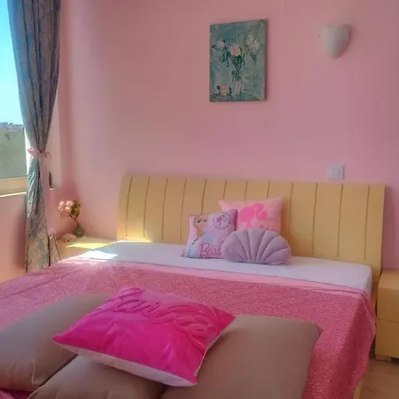 Barbie-themed 3bdr Penthouse Near The Beach, Appartement Nesebar