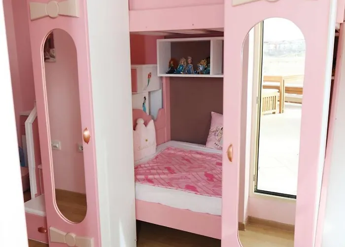 Barbie-themed 3bdr Penthouse Near The Beach, Nesebar