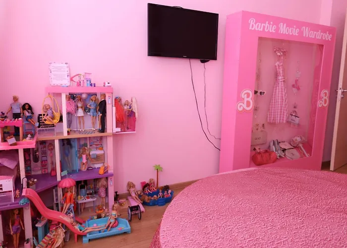 Barbie-themed 3bdr Penthouse Near The Beach,