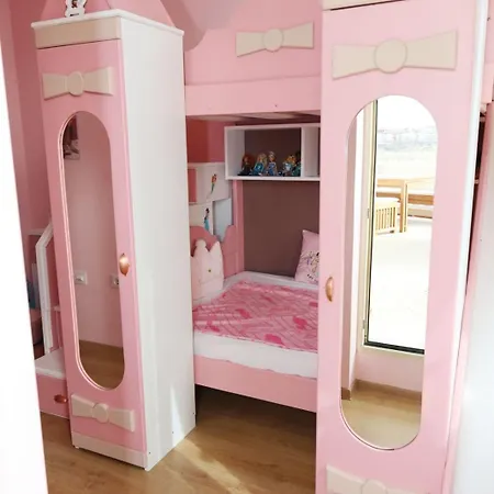 Barbie-themed 3bdr Penthouse Near The Beach, Misivri