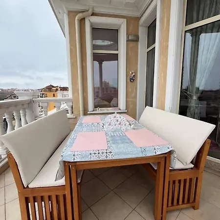 Barbie-themed 3bdr Penthouse Near The Beach, Nessebar