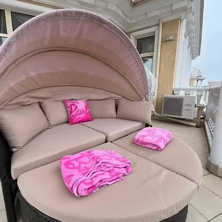 Barbie-themed 3bdr Penthouse Near The Beach, Lejlighed